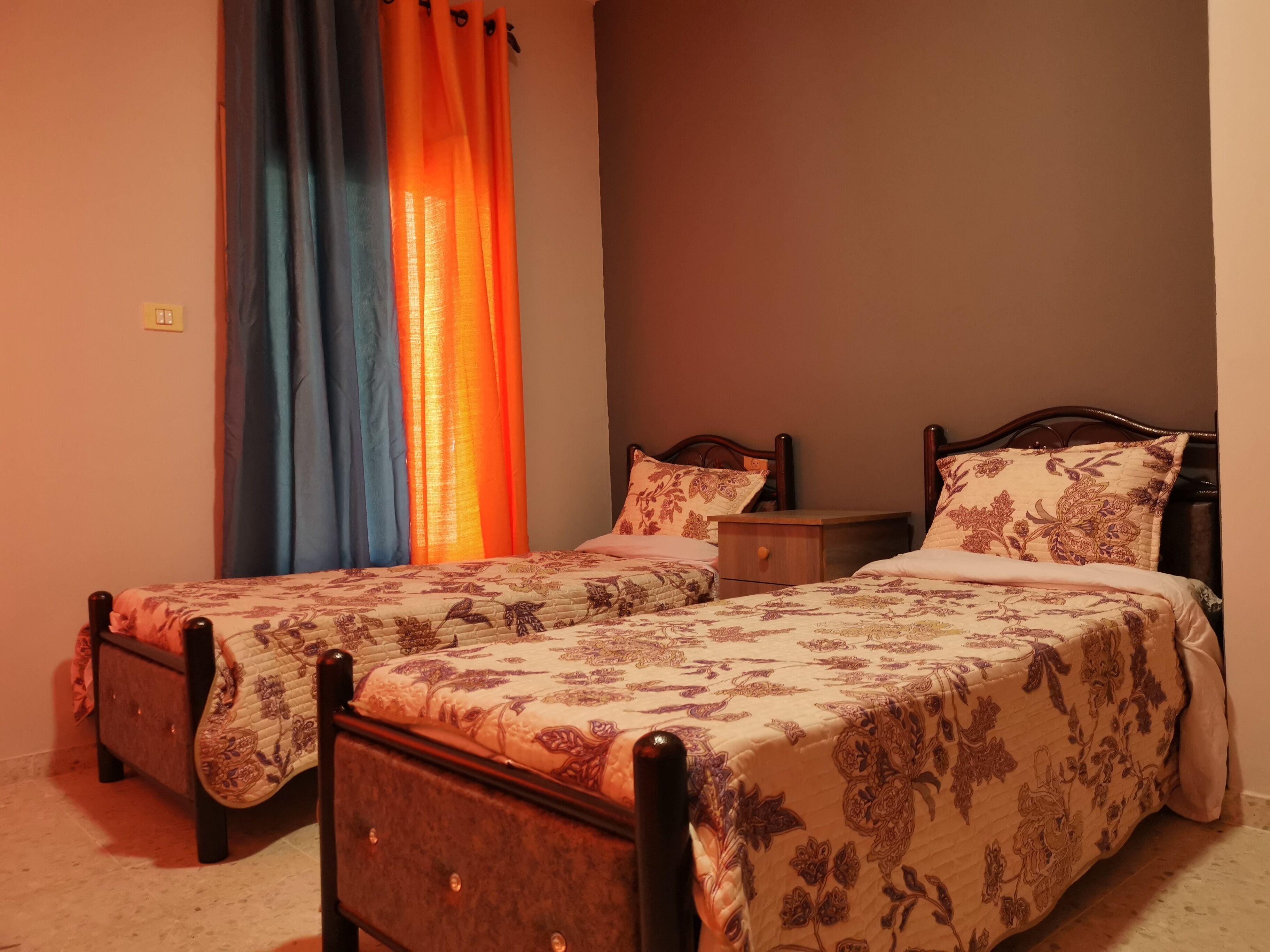 2 chambres, coffres-forts dans les chambres, fer et planche à repasser