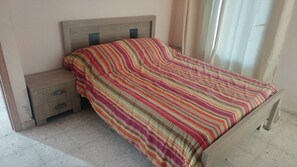 2 chambres, coffres-forts dans les chambres, fer et planche à repasser