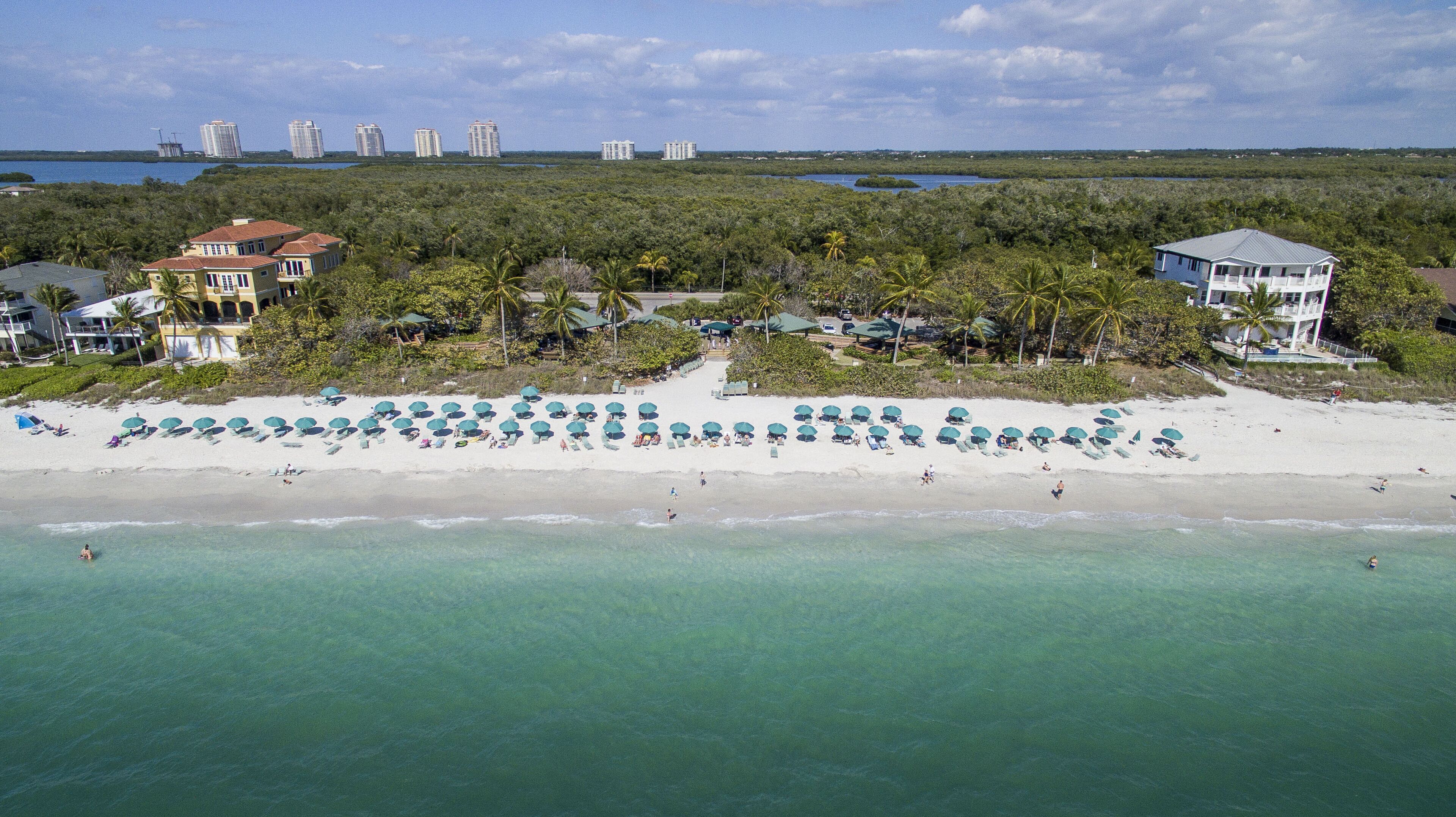 Beach nearby, sun loungers, beach towels