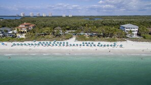 Vlak bij het strand, ligstoelen aan het strand, strandlakens