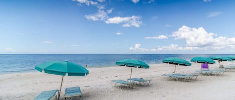 Vlak bij het strand, ligstoelen aan het strand, strandlakens