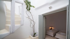 Una scala conduce a una camera da letto con un letto e una lampada da comodino.