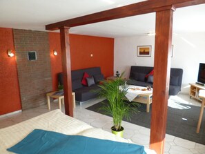 2 عدّة غرف نوم ومكواة/لوح كي وواي فاي وملاءات أسرّة