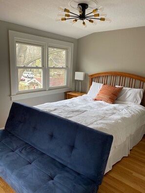 3 bedrooms, iron/ironing board, WiFi, bed sheets