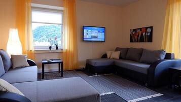 Een televisie en boeken