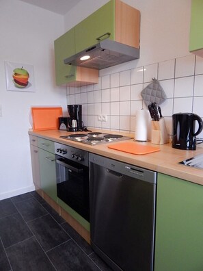 Een koelkast, een magnetron, een oven, een kookplaat