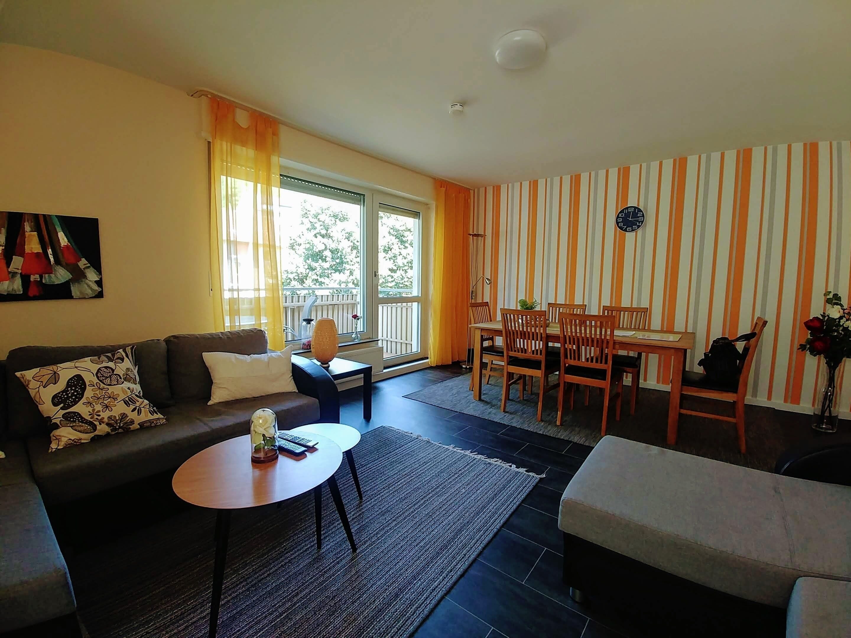 Een televisie en boeken