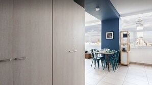 Eine moderne Wohnung mit Essbereich, Blick auf die Stadt und einem großen Kleiderschrank.