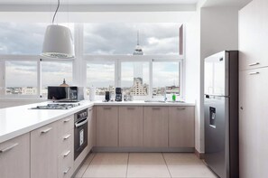 Refrigerador, microondas, horno y cafetera y tetera 