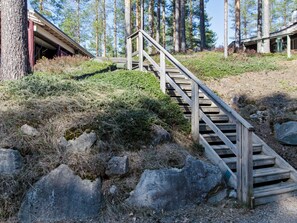 Puinen portaikko johtaa ylös mäkeä, ja taustalla näkyy rakennus.