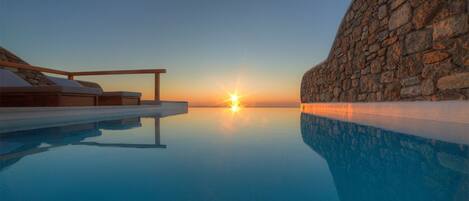 Sæsonbestemt udendørs pool, parasoller, liggestole