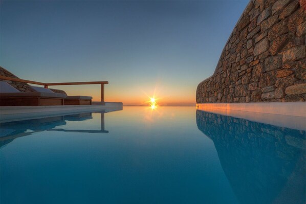 Seasonal outdoor pool, pool umbrellas, sun loungers - Villa Hermes (Mykonos)