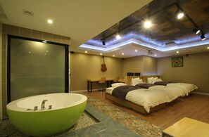 Chambre triple familiale | Lavabo de la salle de bain