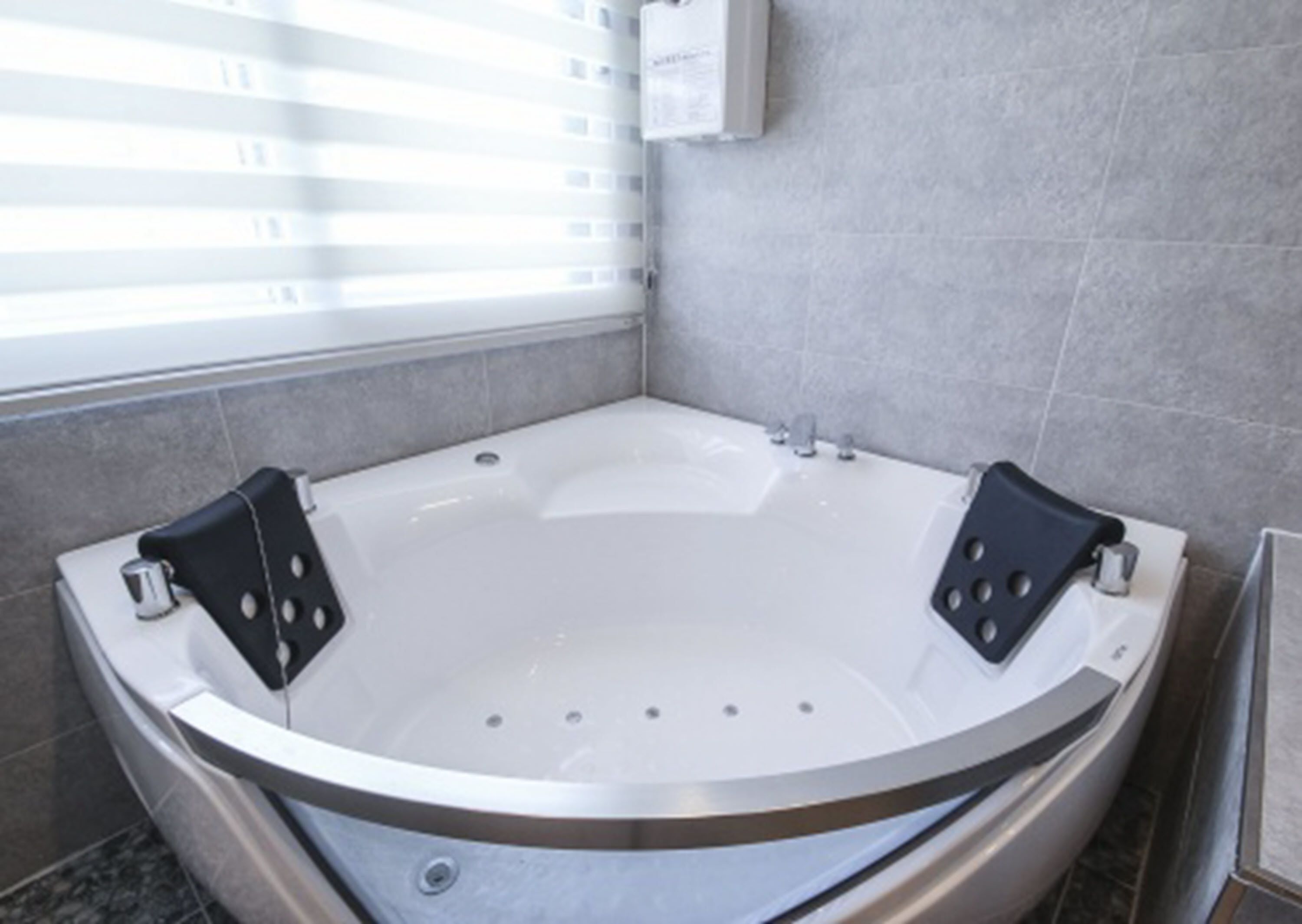 deluxe twin room, movie room | deep-soaking bathtub