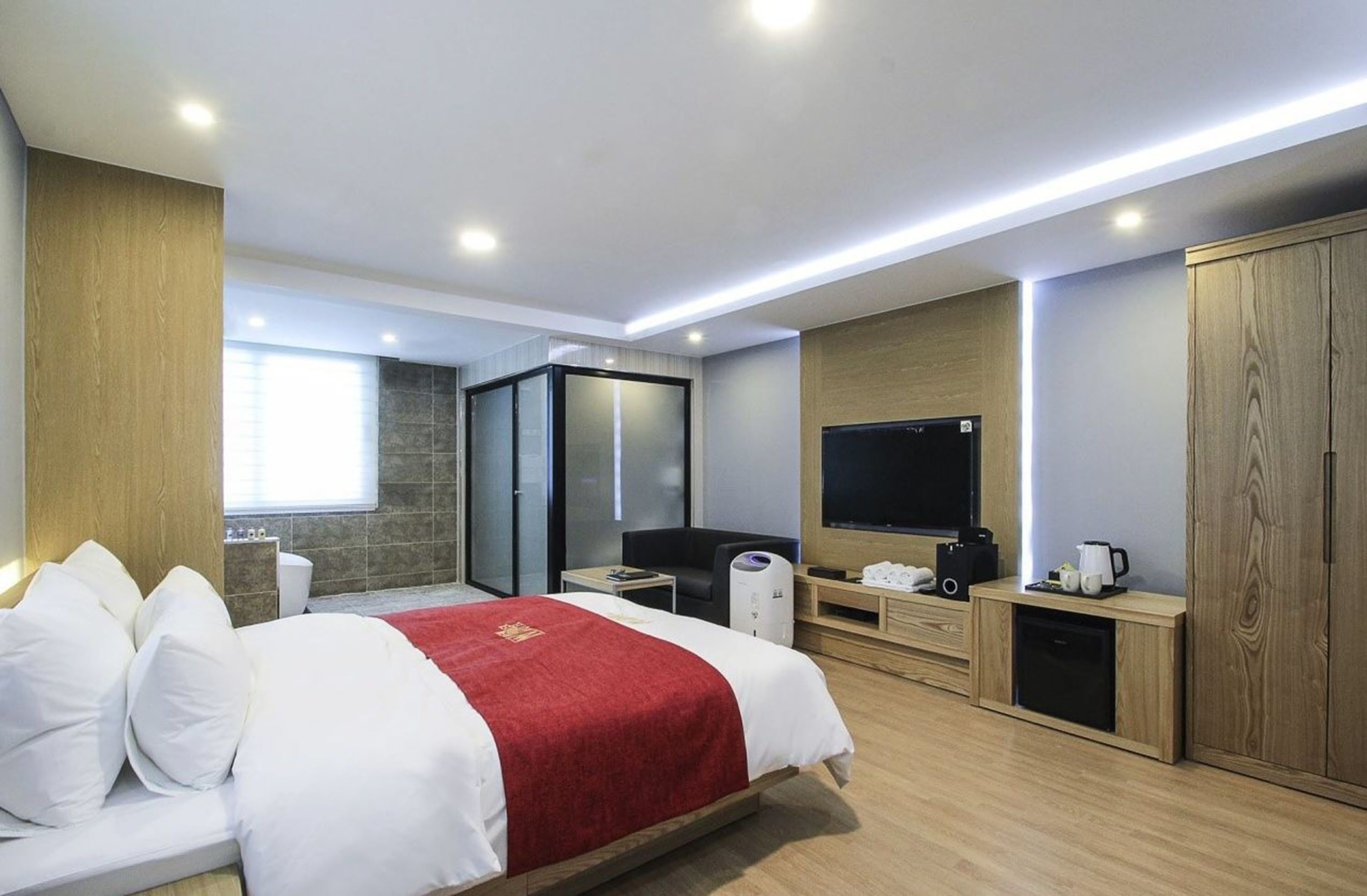 standard room, 1 double bed | premium bedding, down duvets, desk, laptop workspace