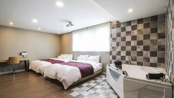 Een moderne hotelkamer met twee bedden, een ruim bad en een geruite vloer.