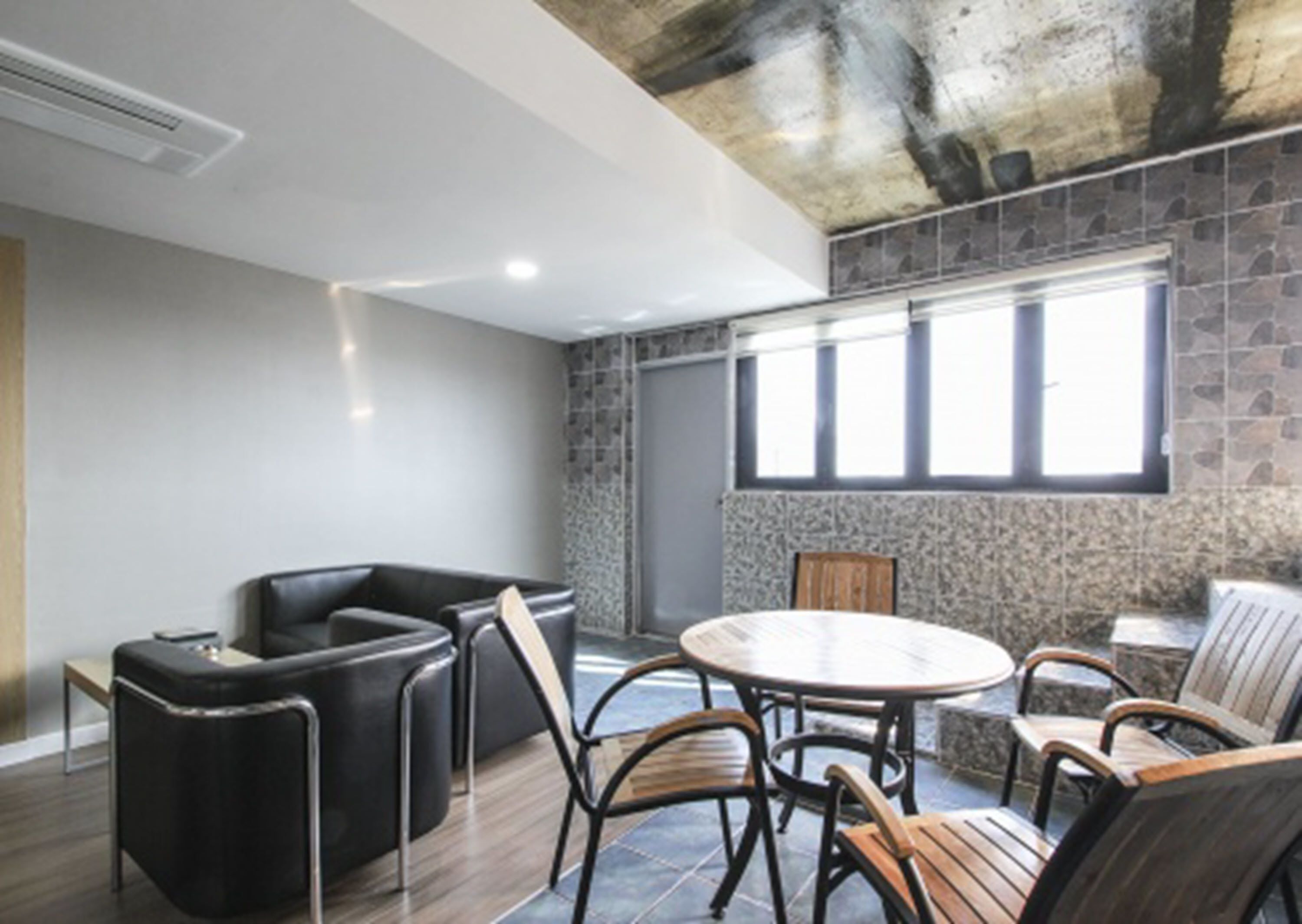 royal suite, private pool | premium bedding, down duvets, desk, laptop workspace