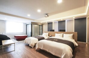 VIP (Family) | Ylelliset vuodevaatteet, untuvapeitot, työpöytä