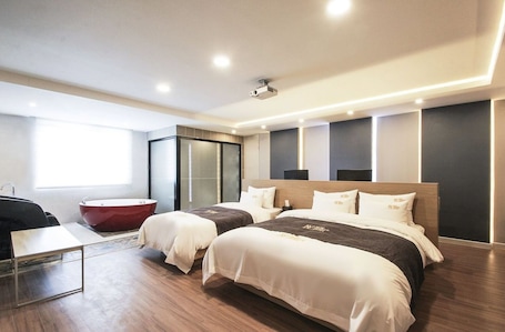 VIP (Family) | Ropa de cama de alta calidad, edredones de plumas, escritorio. New Yorker Hotel