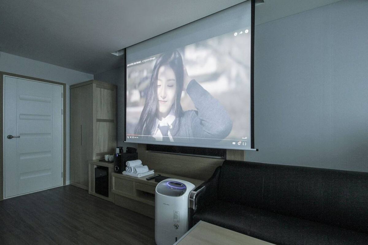 vip (family) | premium bedding, down duvets, desk, laptop workspace