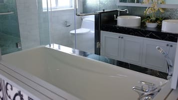 4 Bedrooms - Luxury Penthouse | Deep soaking bathtub