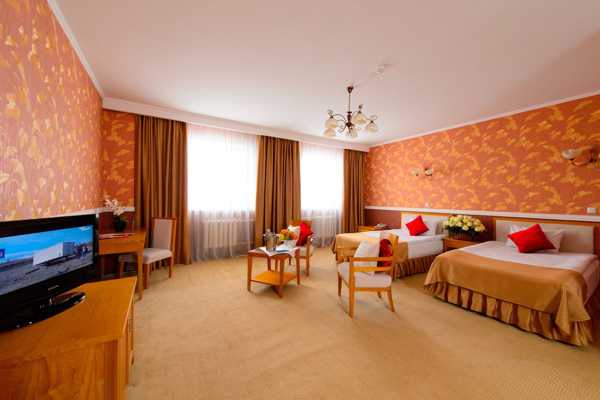 Junior Suite | Meja, seterika/papan seterika, katil lipat simpan/tambahan