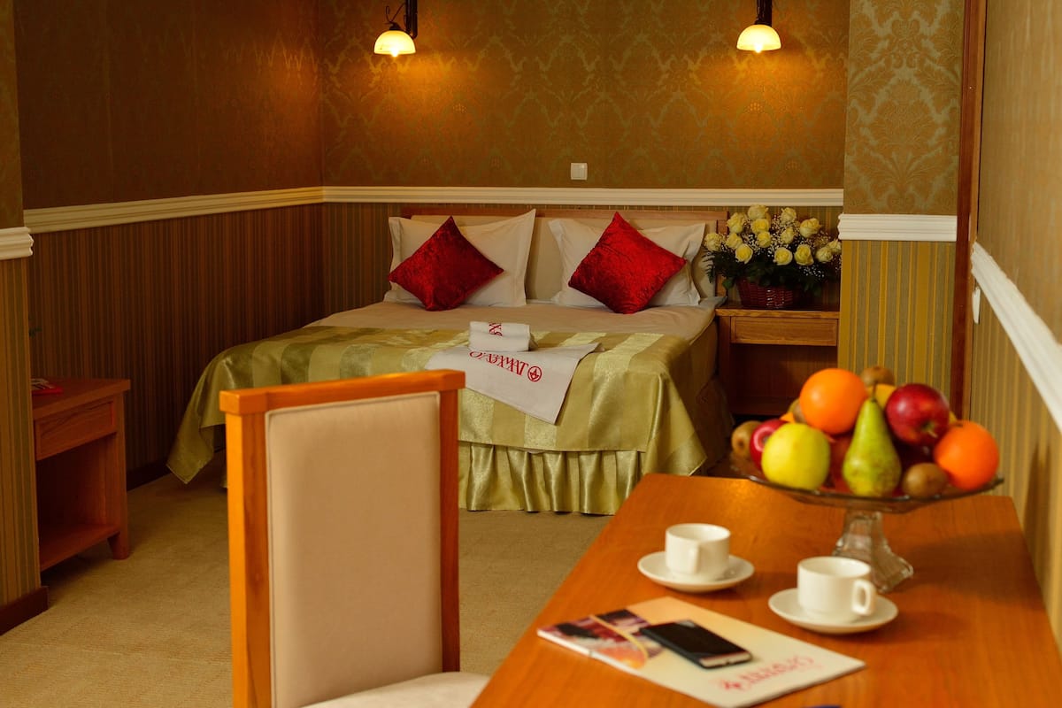 Suite | Desk, iron/ironing board (on request), rollaway beds (surcharge)