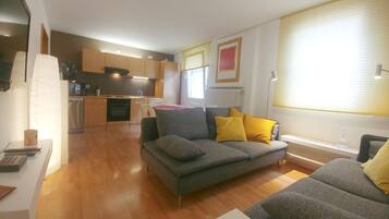 Fernseher, Bücher, Stereoanlage