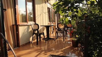 Driepersoonskamer, balkon | Terras