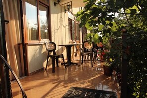 Habitación triple, balcón | Terraza o patio