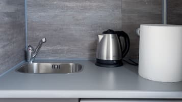 Refrigerador, horno, placa de cocina, tetera/pava eléctrica