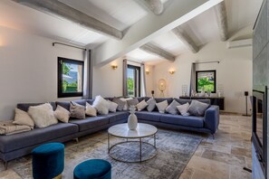 LED-Fernseher, Kamin, DVD-Player, Tischfußball