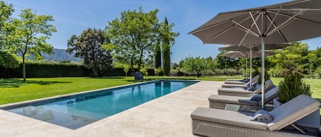 Piscine chauffée, chaises longues
