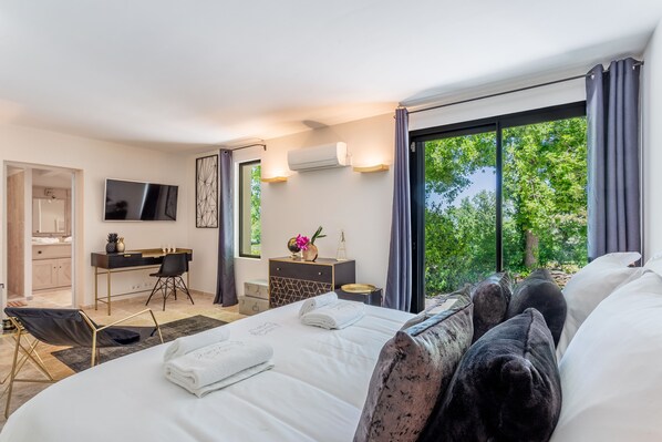 4 bedrooms, in-room safe, iron/ironing board, WiFi