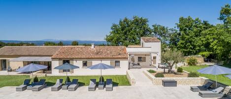 Piscine chauffée, chaises longues