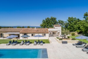 Beheizter Pool, Liegestühle