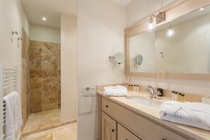 Badewanne, Haartrockner, Bademäntel, Handtücher