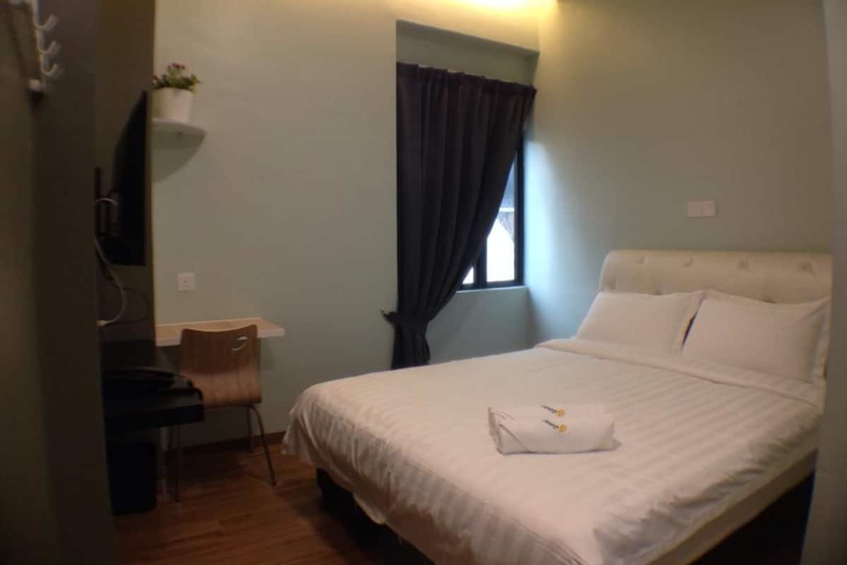 Deluxe Double Room, 1 Queen Bed | In-room safe, desk, iron/ironing board (on request), WiFi (free)