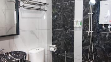 Chuveiro, produtos de toalete grátis, secador de cabelo, chinelos