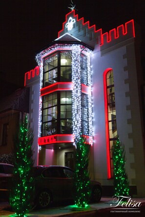 施設の正面 (日没後)