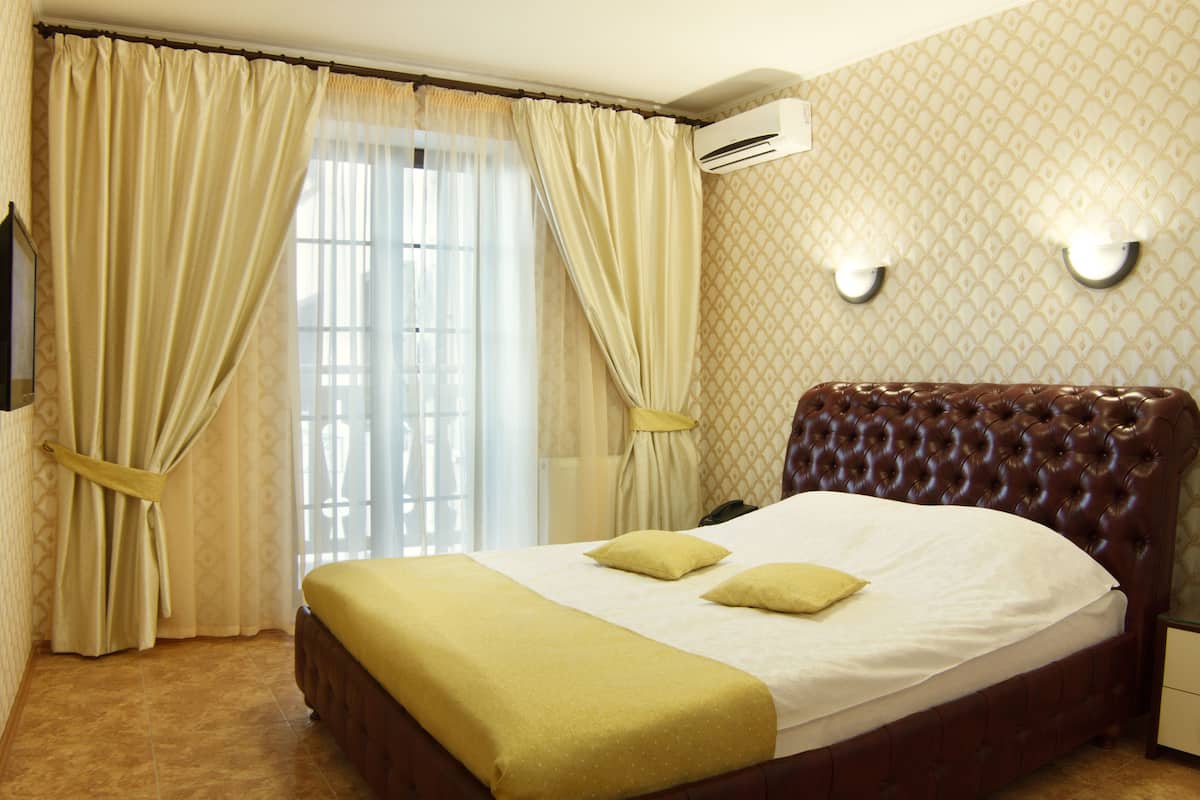 Quarto casal superior, para fumantes | Escrivaninha, cortinas blackout, Wi-Fi de cortesia