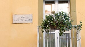 A green door with a mailbox and a sign above it. - Janna 'e Mare (Cagliari)