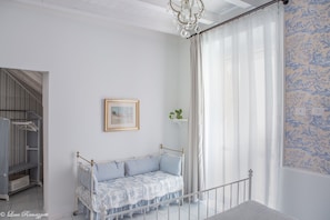 Appartement | Luxe beddengoed, een minibar, een laptopwerkplek, geluiddichte muren