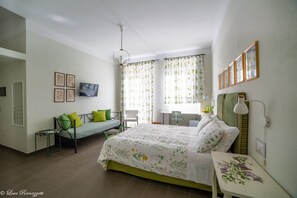 Tremannsrom | Sengetøy av topp kvalitet, minibar og skrivebord for bærbar PC