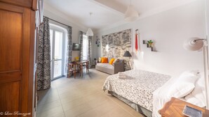 A bedroom with a bed, a desk, and a sofa. - Janna 'e Mare (Cagliari)