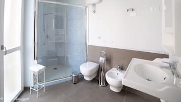 Een douche, een haardroger, handdoeken, zeep