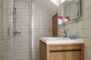 Apartment | Badezimmer | Haartrockner, Hausschuhe, Handtücher