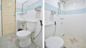 A bathroom with a toilet, sink, and shower. - Super OYO 969 Hotel Pantai View (Labuan)