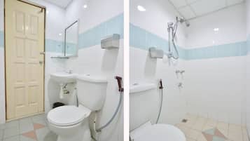 Regadera, pantuflas, bidet, toallas