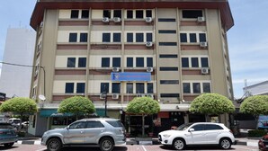 A multi-story hotel with a sign indicating it is the "Hotel Bintang View." - Super OYO 969 Hotel Pantai View (Labuan)
